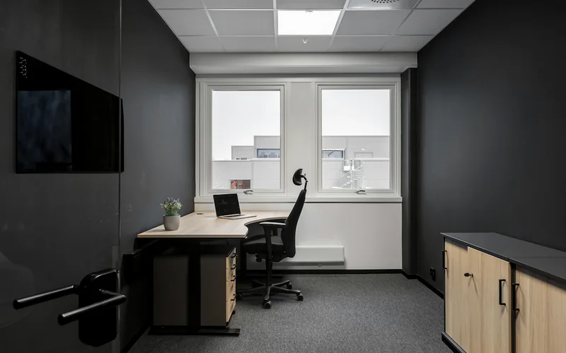 Bureau vide et chaise inoccupée : retentissement psychologique d’un conflit professionnel